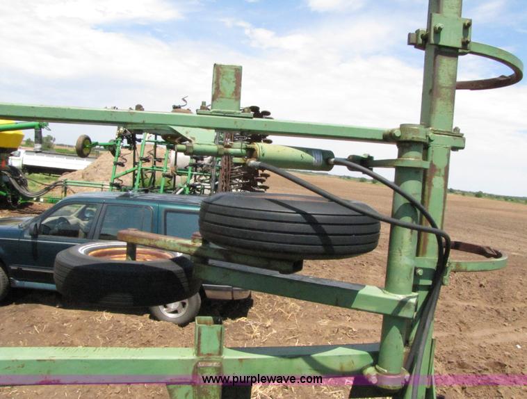 image for item 3081 John Deere 1600 field chisel