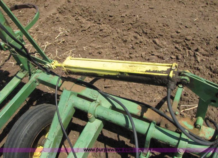 image for item 3081 John Deere 1600 field chisel