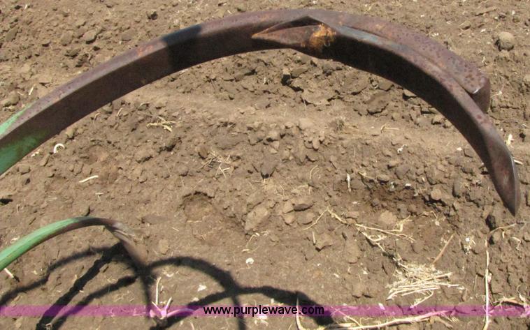 image for item 3081 John Deere 1600 field chisel