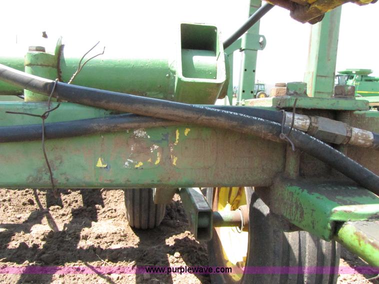 image for item 3081 John Deere 1600 field chisel