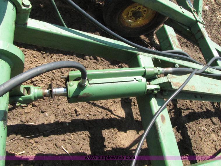 image for item 3081 John Deere 1600 field chisel