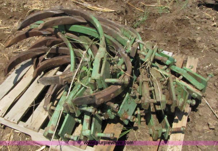 image for item 3081 John Deere 1600 field chisel