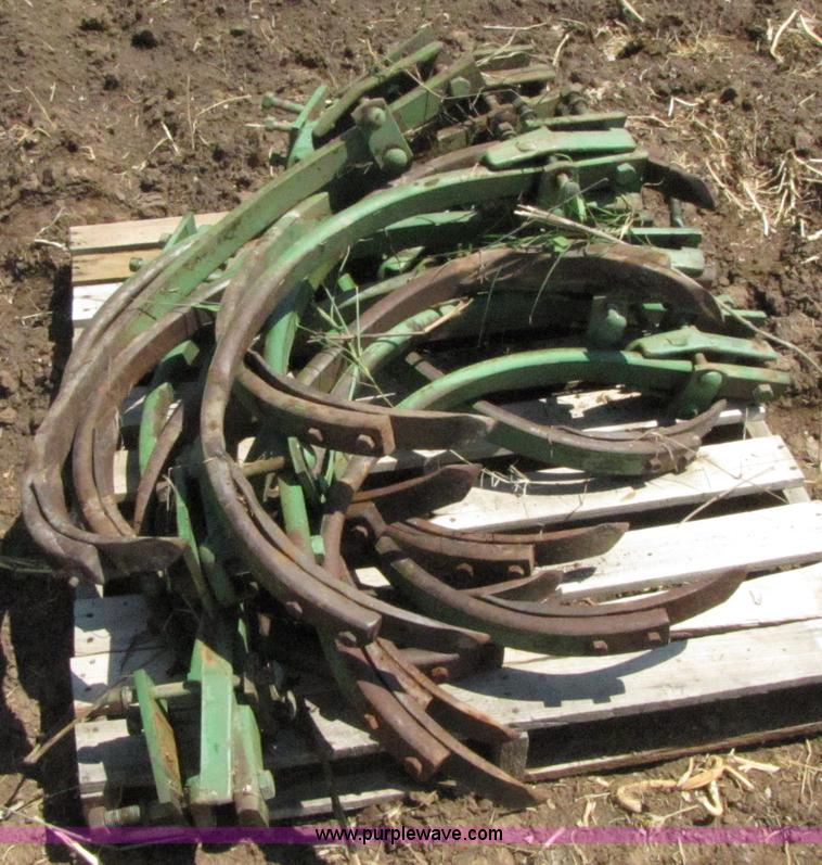 image for item 3081 John Deere 1600 field chisel