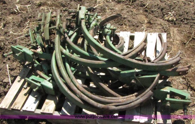 image for item 3081 John Deere 1600 field chisel