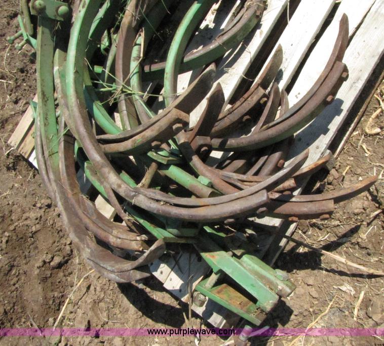 image for item 3081 John Deere 1600 field chisel