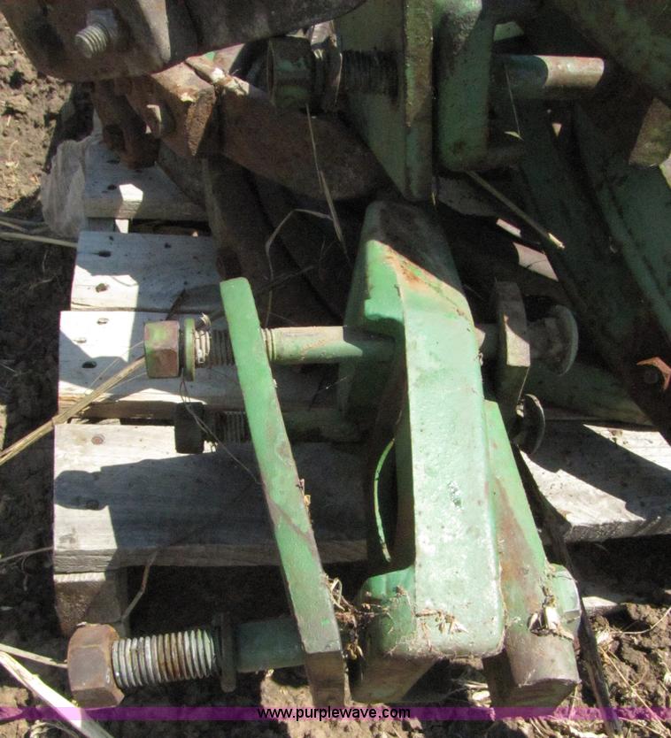 image for item 3081 John Deere 1600 field chisel