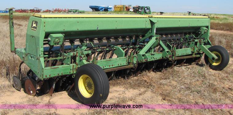 image for item 3423 John Deere 520 grain drill