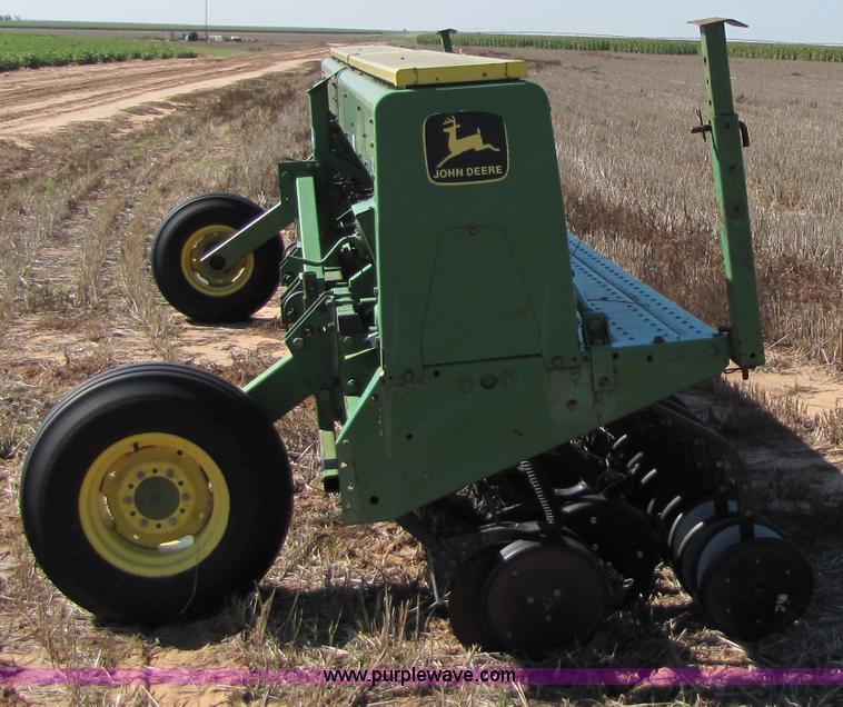 image for item 3423 John Deere 520 grain drill