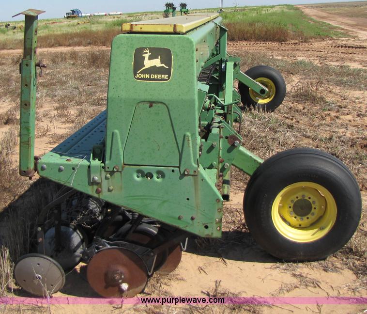 image for item 3423 John Deere 520 grain drill