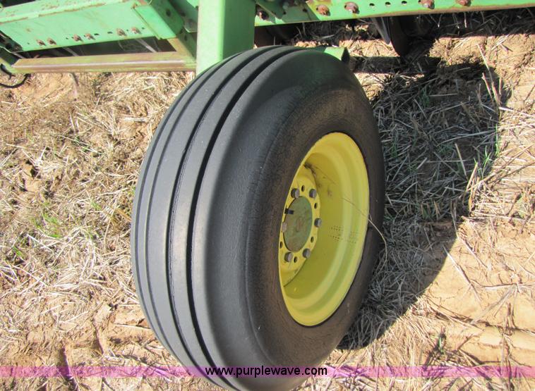 image for item 3423 John Deere 520 grain drill