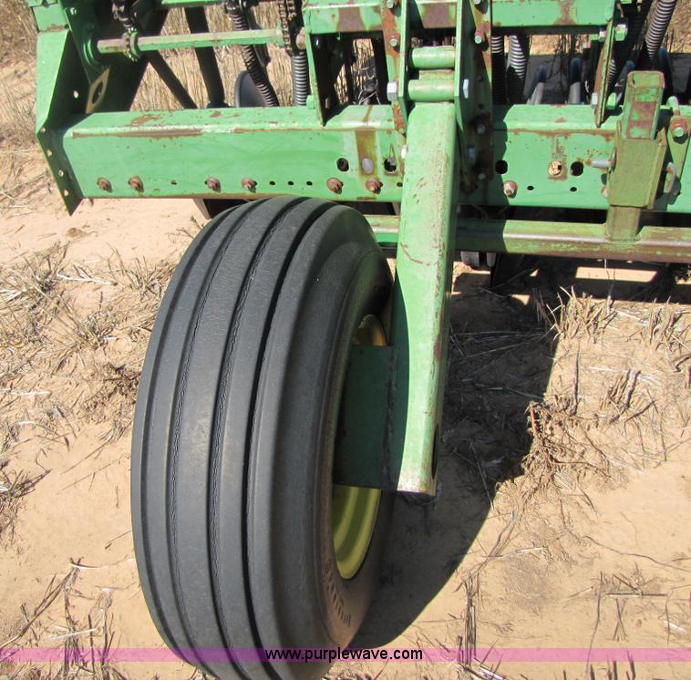 image for item 3423 John Deere 520 grain drill