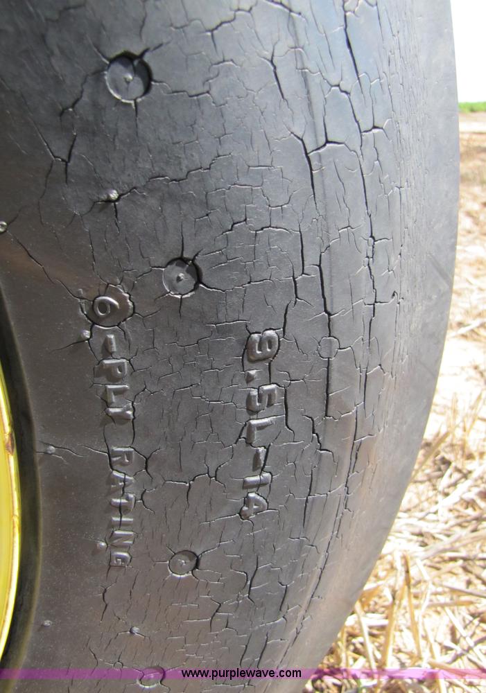 image for item 3423 John Deere 520 grain drill