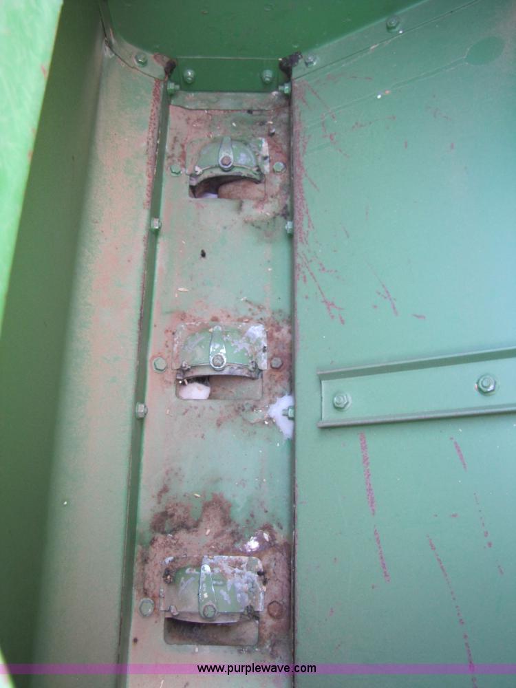 image for item 3423 John Deere 520 grain drill