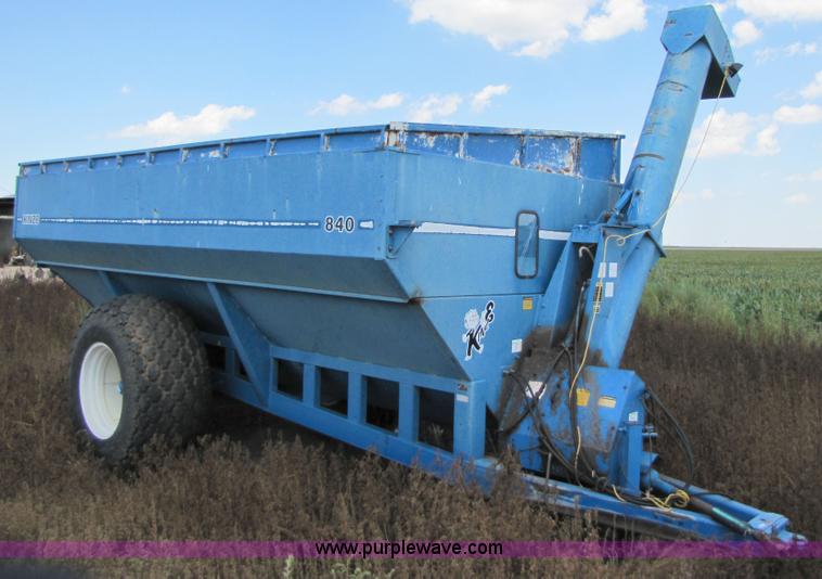 image for item 3432 Kinze 840 grain cart