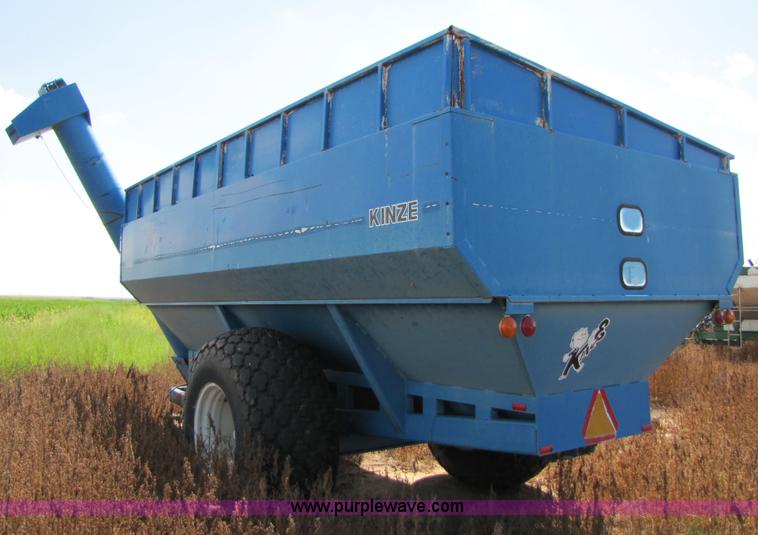 image for item 3432 Kinze 840 grain cart