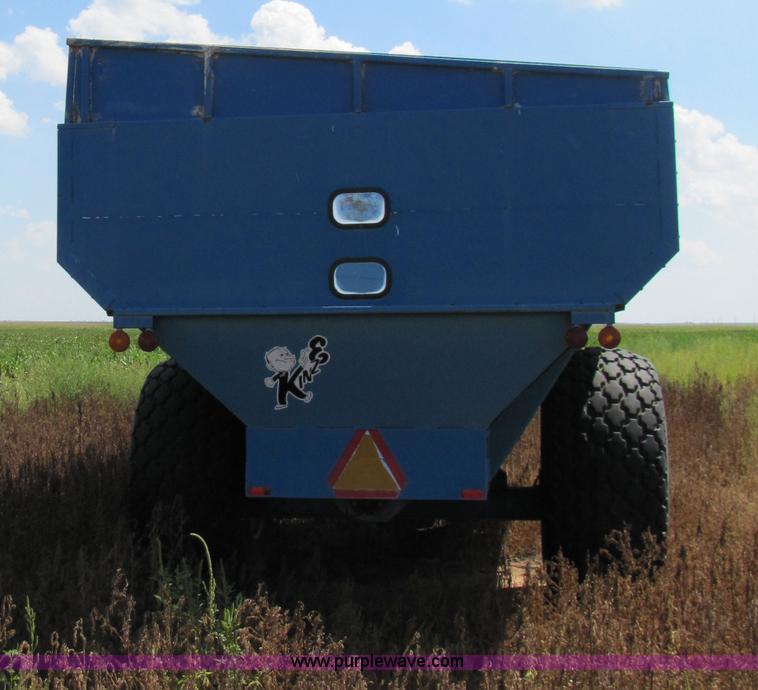 image for item 3432 Kinze 840 grain cart