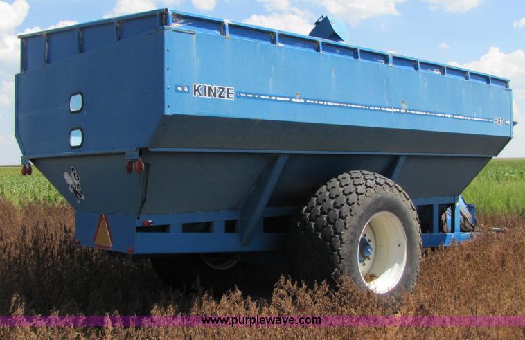 image for item 3432 Kinze 840 grain cart