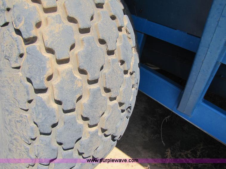 image for item 3432 Kinze 840 grain cart