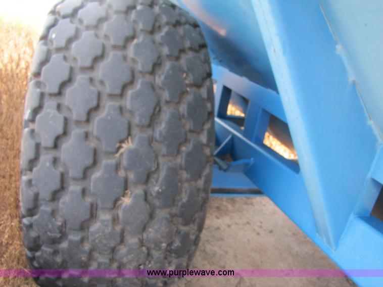 image for item 3432 Kinze 840 grain cart