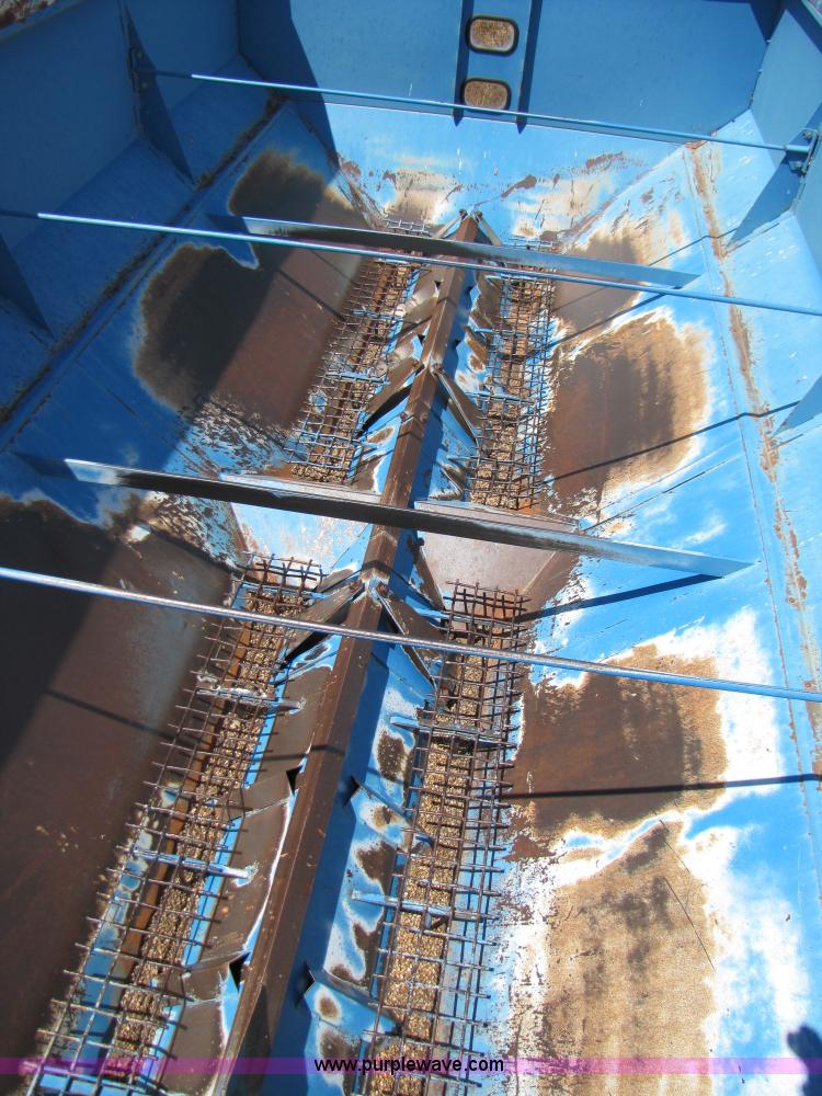 image for item 3432 Kinze 840 grain cart