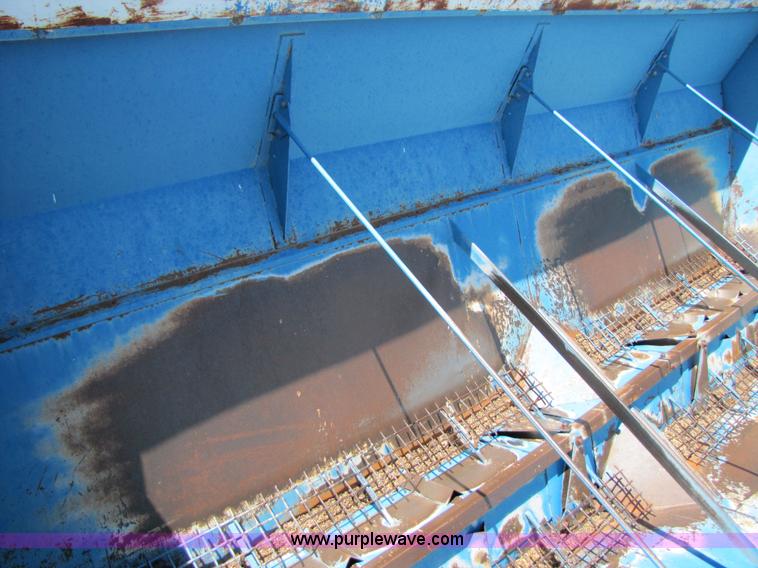 image for item 3432 Kinze 840 grain cart