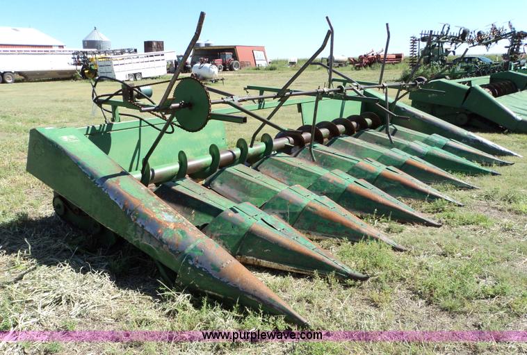 image for item 3433 John Deere 843 corn header