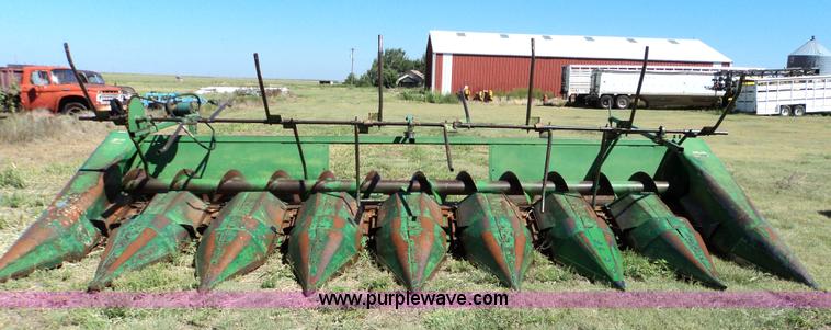 image for item 3433 John Deere 843 corn header