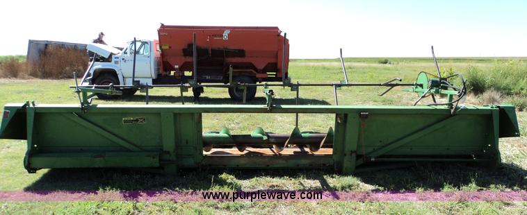 image for item 3433 John Deere 843 corn header