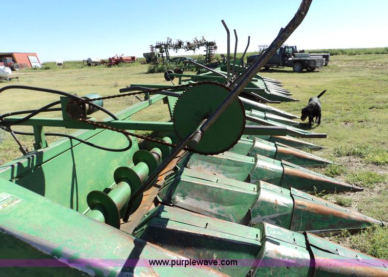 image for item 3433 John Deere 843 corn header