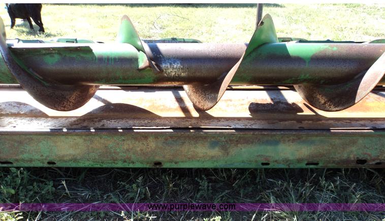 image for item 3433 John Deere 843 corn header