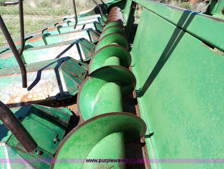 image for item 3433 John Deere 843 corn header