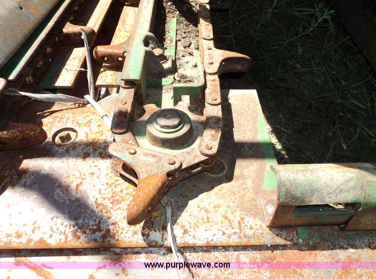 image for item 3433 John Deere 843 corn header