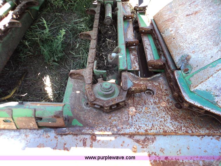 image for item 3433 John Deere 843 corn header