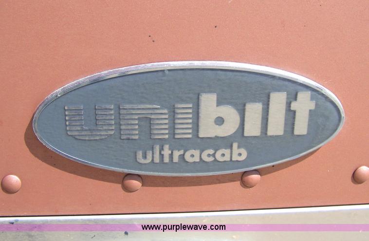 image for item 1001 2003 Peterbilt 379 semi truck