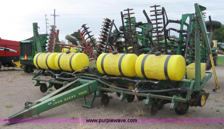 image for item 2594 John Deere 7000 eight row planter