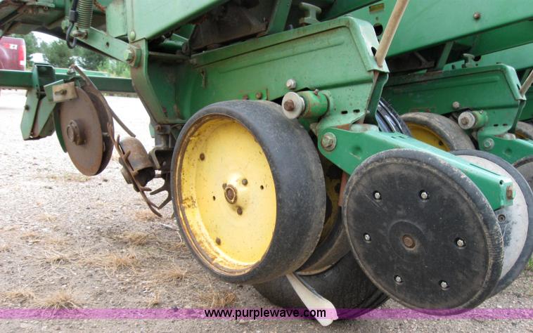 image for item 2594 John Deere 7000 eight row planter