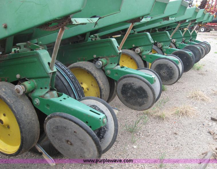 image for item 2594 John Deere 7000 eight row planter