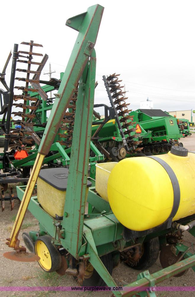 image for item 2594 John Deere 7000 eight row planter