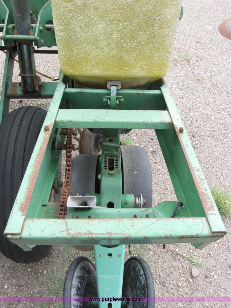 image for item 2594 John Deere 7000 eight row planter