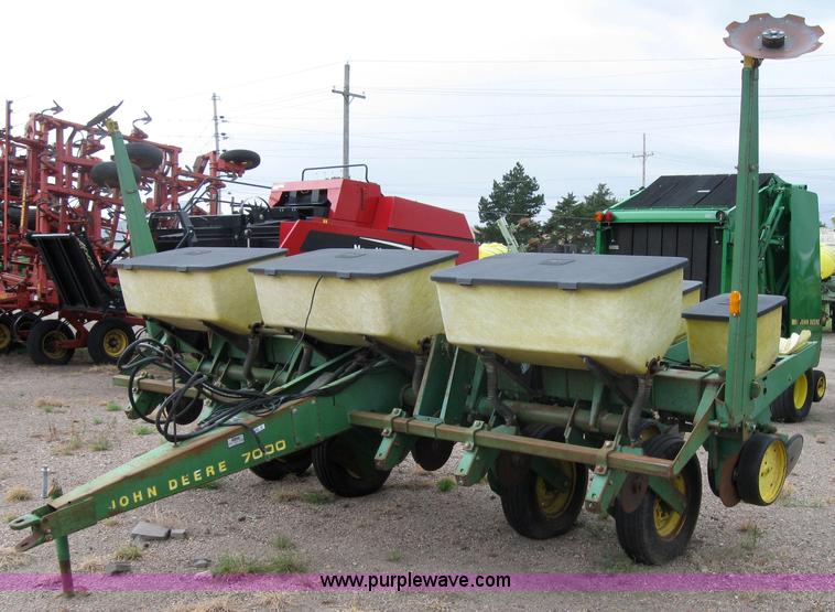 image for item 2595 John Deere 7000 six row planter