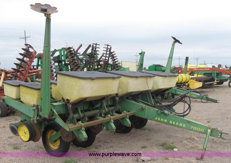 image for item 2595 John Deere 7000 six row planter