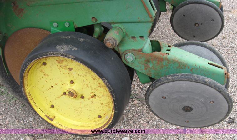 image for item 2595 John Deere 7000 six row planter