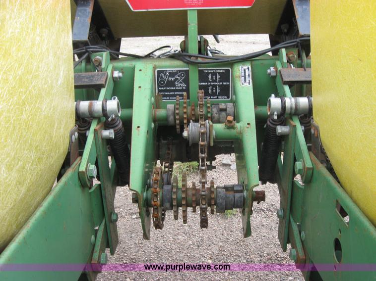 image for item 2595 John Deere 7000 six row planter