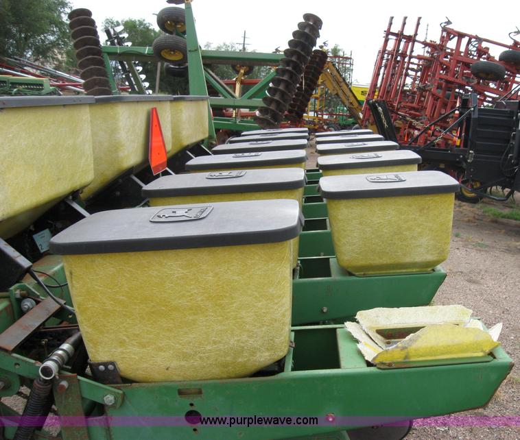 image for item 2595 John Deere 7000 six row planter