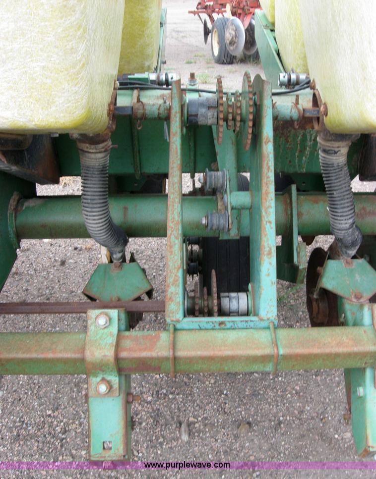 image for item 2595 John Deere 7000 six row planter