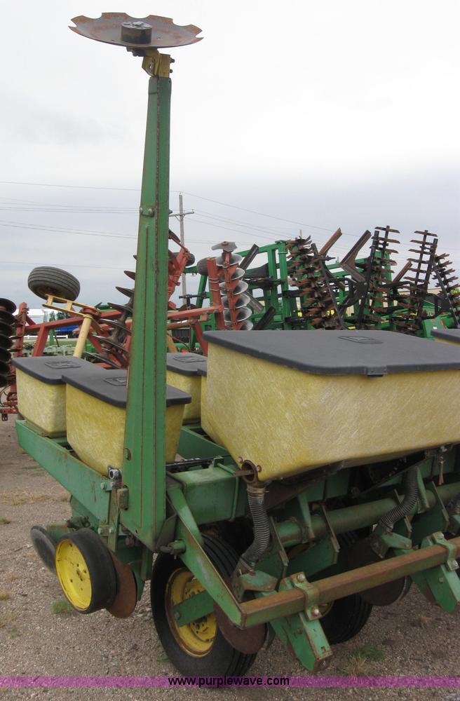 image for item 2595 John Deere 7000 six row planter