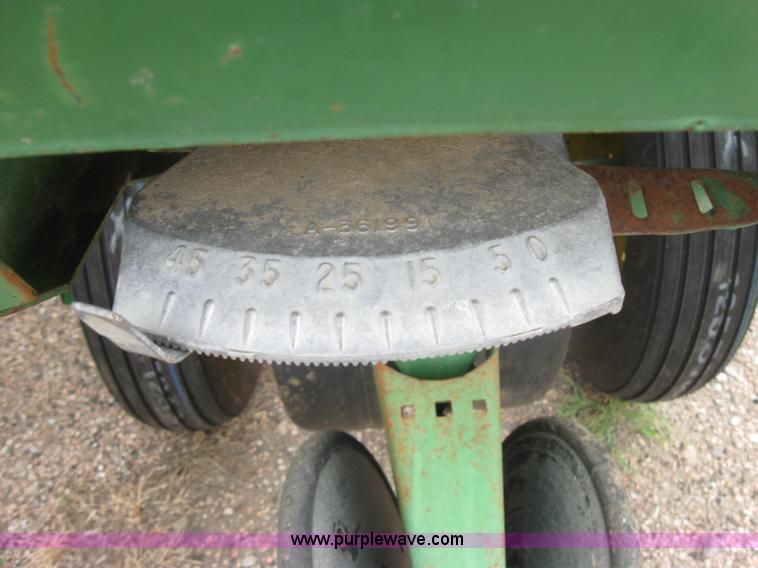 image for item 2595 John Deere 7000 six row planter