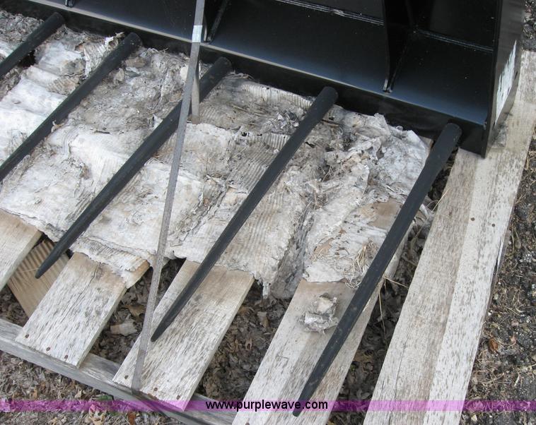 image for item 2633 John Deere 72" AG forks