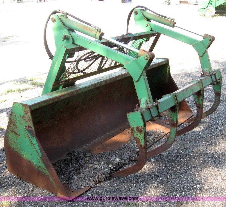 image for item 2635 John Deere 8' bucket with grapple