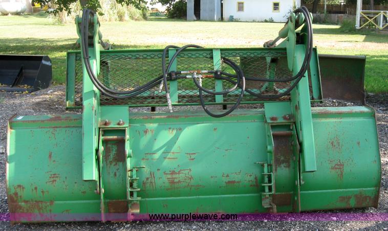 image for item 2635 John Deere 8' bucket with grapple